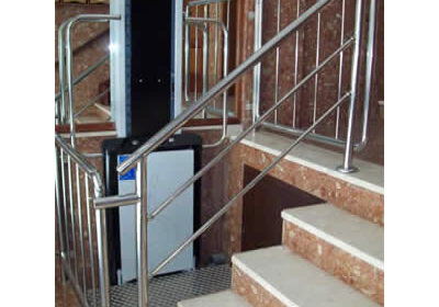 HDP-V - Elevador de recorrido corto: diseñados conforme a la Directiva 98/37/CE. Carga 225 kg, recorrido hasta 8 m, sistema hidráulico seguro