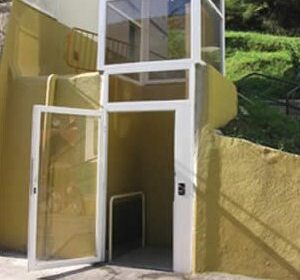 Makalu - Plataforma vertical hidráulica, acceso seguro para personas con discapacidades. Especificaciones avanzadas y diseño modular.