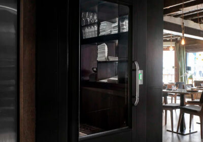 Descubre ARITCO 9000 - Elevador vertical: Para entornos exigentes. Accesibilidad, diseño ecoamigable y pulsación automática.