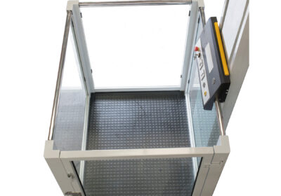 EVO - Elevador de corto recorrido: Elevador vertical accesible y seguro para personas con movilidad reducida. Cumple normativas, motor eficiente, diseño versátil.